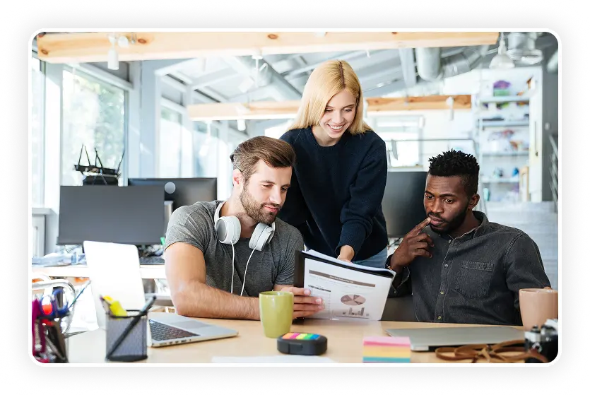 Équipe collaborant sur un projet logiciel